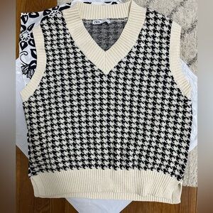 Zara houndstooth print v-neck sleeveless knit sweater vest top